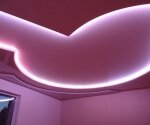 розовый натяжной потолок с подсветкой
