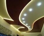 сатиновый натяжной потолок с подсветкой со светильниками