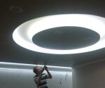 сатиновый натяжной потолок в форме круга с подсветкой