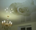 белый натяжной потолок фотопечать розы