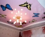 розовый натяжной потолок фотопечать бабочки